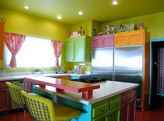 окрашенный потолок на кухне в зеленый цвет