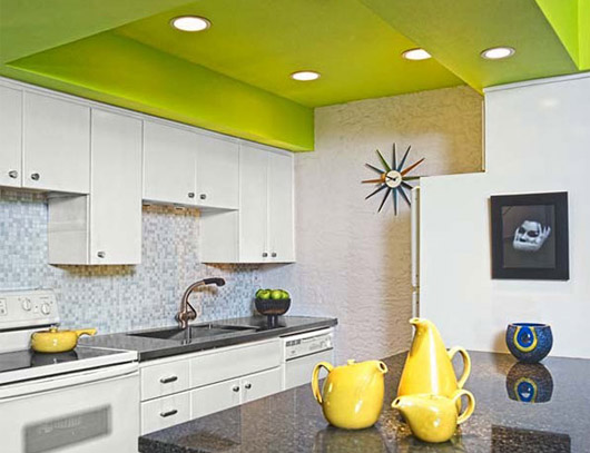 зеленый потолок на кухне  (цвет лайма)