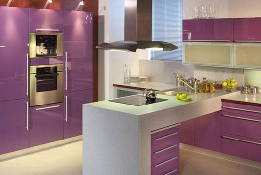 кухня фиолетово-белая