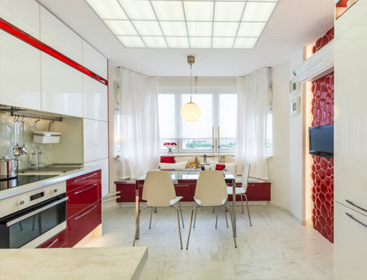 кухня 14 кв метров с эркером красно-белого цвета