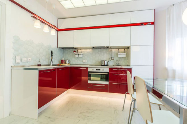 кухня 14 кв метров с эркером красно-белого цвета