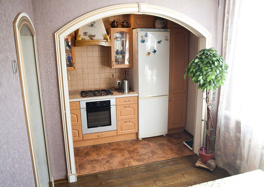 маленькая кухня отделенная аркой