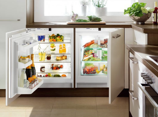 Как спрятать холодильник на кухне