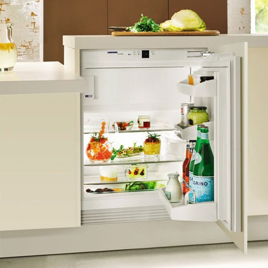 Как спрятать холодильник на кухне