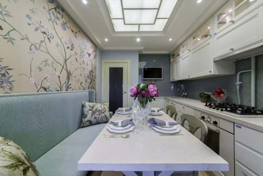 интерьер кухни с диваном в бело-голубом