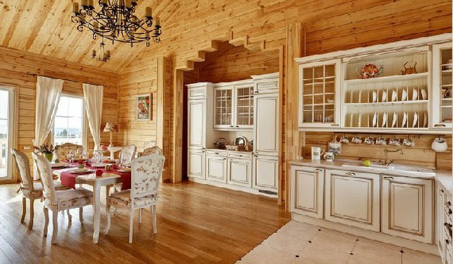белая кухня в деревянном доме