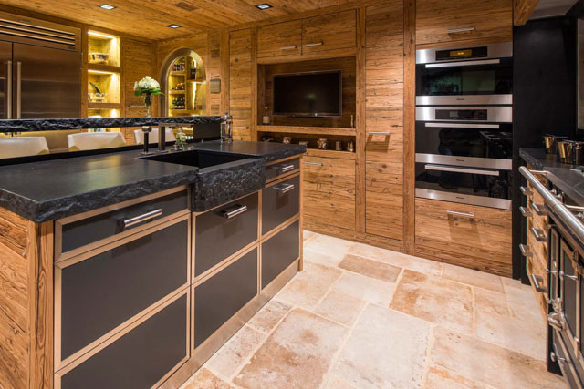 черная кухня в деревянном доме