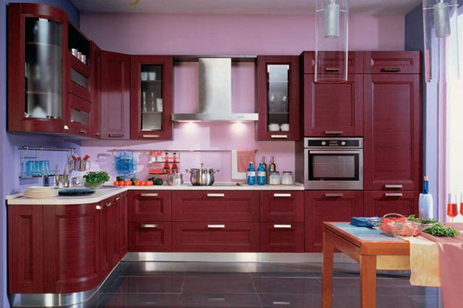 бордовая кухня с розовыми стенами