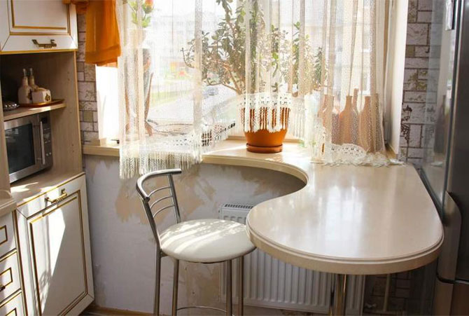 подоконник - стол на маленькой кухне