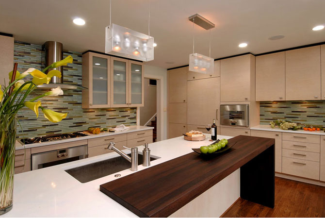 точечные светильники расположены по периметру на кухне