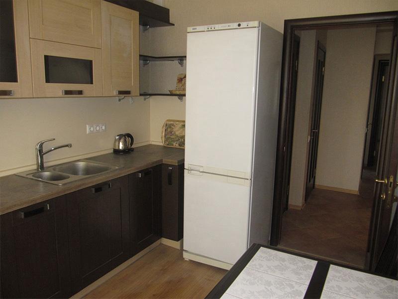Кухня 7 кв м с расположением холодильника у двери (вариант с отдельным столом)