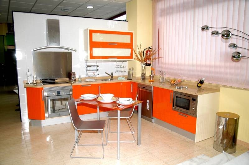 фото оранжевой кухни 