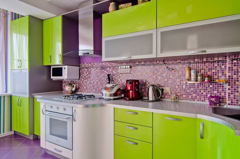 Зелено-фиолетовая в иетнрьере кухни