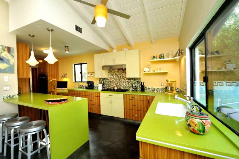 светло зеленая кухня с коричневым оттенком