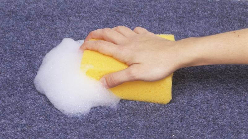 12 советов как очистить диван в домашних условиях