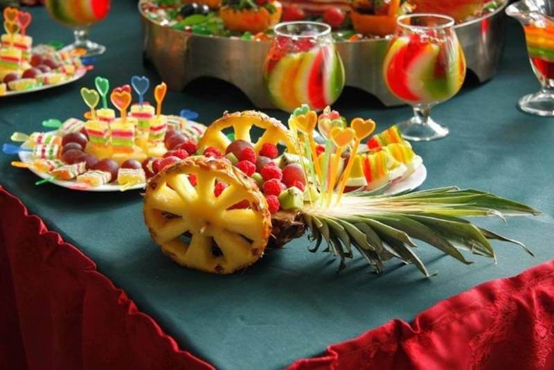 Идеи оформления стола на Новый год в Год Свиньи 2019 (блюда, десерты, украшения, свинка своими руками — 18 фото)! на фото
				