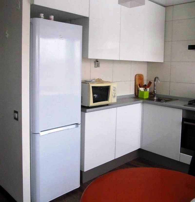Дизайн угловых кухонь с холодильником — фото идеи