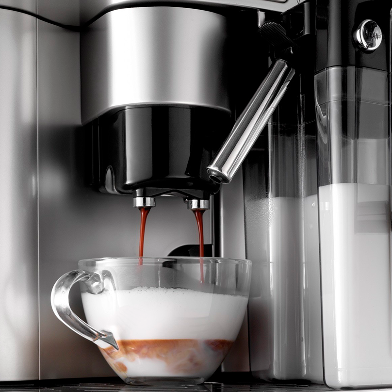 Идеальный кофе «Эспрессо» и «Капучино» прямо на вашей кухне: кофемашина D​e​’​L​o​n​g​h​i​ с капучинатором на фото
				
