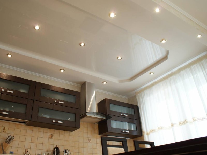 Из чего лучше сделать потолок на кухне? 10 фото идей натяжных потолков на фото
				