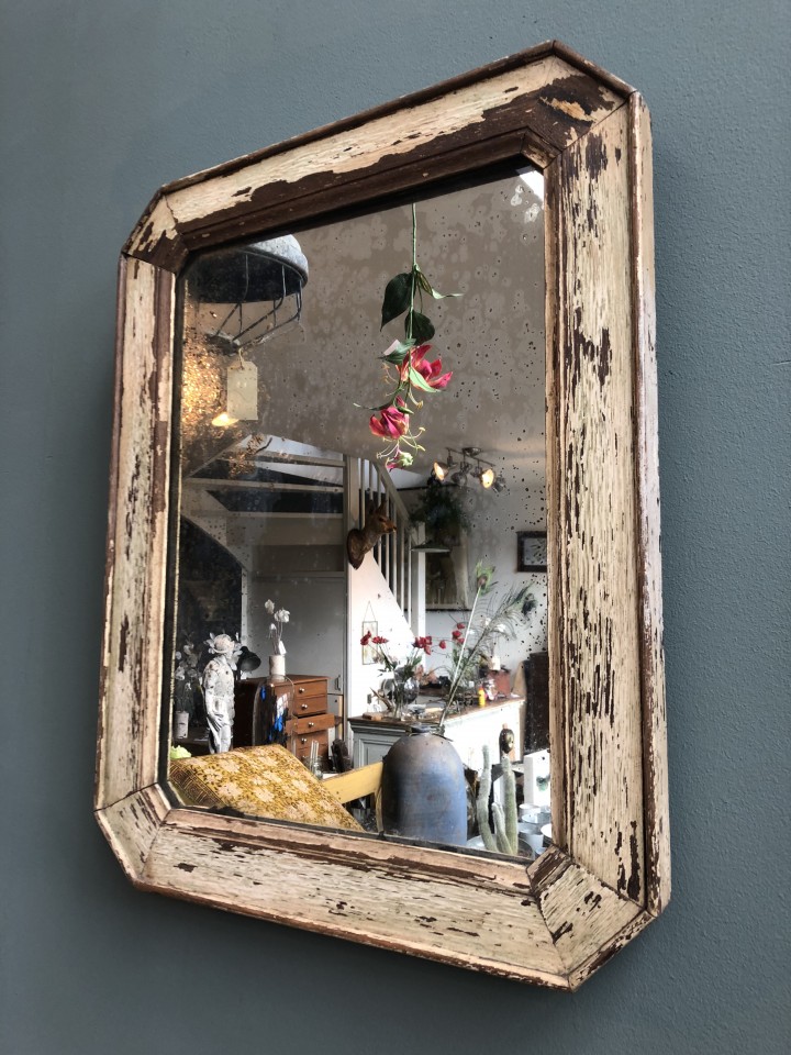 старое зеркало в интерьере