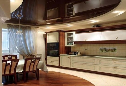 Натяжной потолок на кухне дизайн с лампами