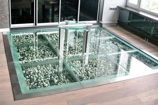 стеклянная плитка на пол в кухне - современный интерьер