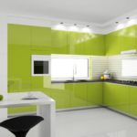 Равное количество зеленого и белого цвета в интерьере кухни