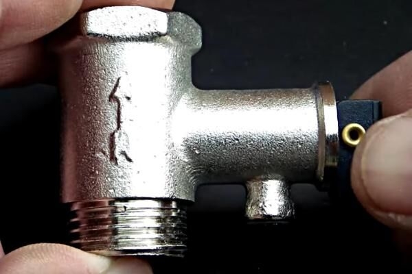 Предохранительный клапан для бойлера: устройство конструкции, принцип работы и правила монтажа