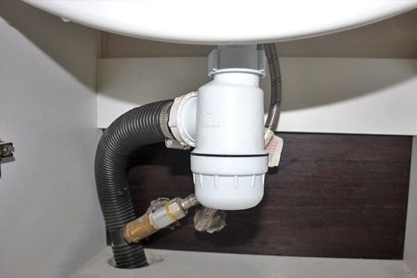 Запах из канализации в квартире: виды технических неисправностей и способы их устранения