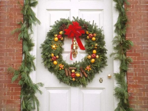 Как украсить дверь к Новому году — традиционные варианты красивого оформления