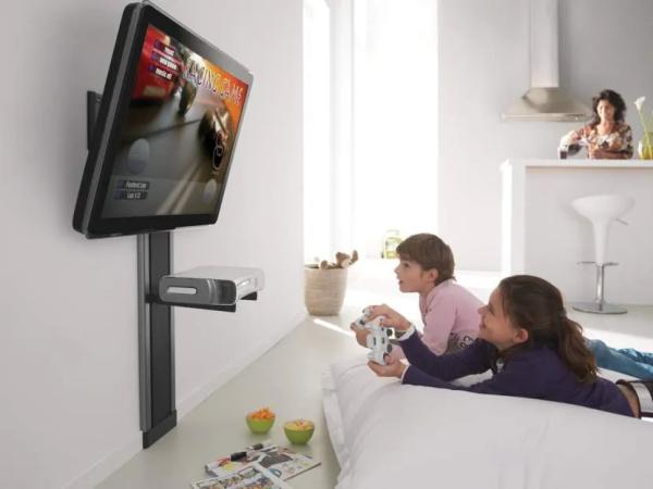 На какой высоте вешать телевизор на стену: практические правила для разных комнат