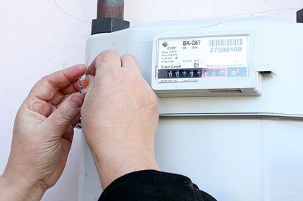 Как проверить газовый счетчик без снятия с учетом сроков эксплуатации